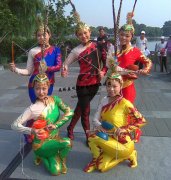 2008年8月18日本团抖空竹在北京什刹海为墨西哥国家电视台做现场直播